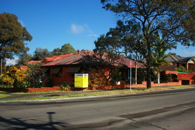 corner block on 556sqm of leveled land. - revesby